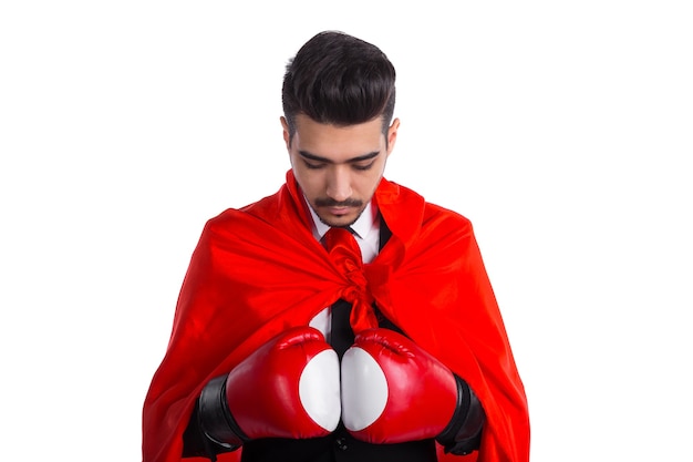 Foto joven empresario en guantes de boxeo y capa roja de superhéroe, fondo blanco. hombre de negocios fuerte