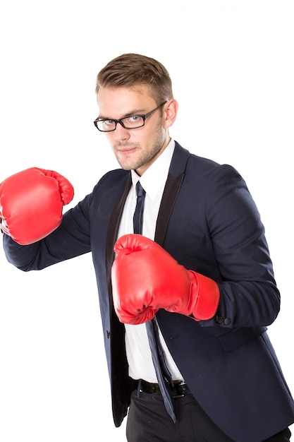 Joven empresario con guantes de boxeo