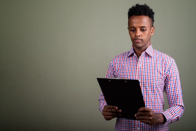 Joven empresario guapo con camisa a cuadros púrpura