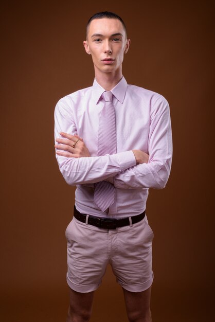 Joven empresario guapo con camisa rosa