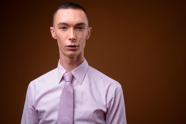 Joven empresario guapo con camisa rosa