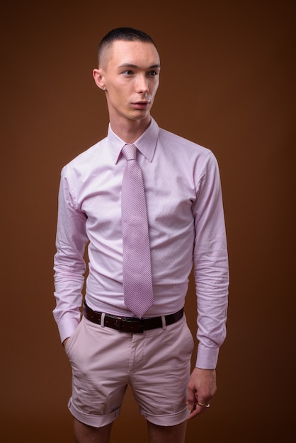 Joven empresario guapo con camisa rosa