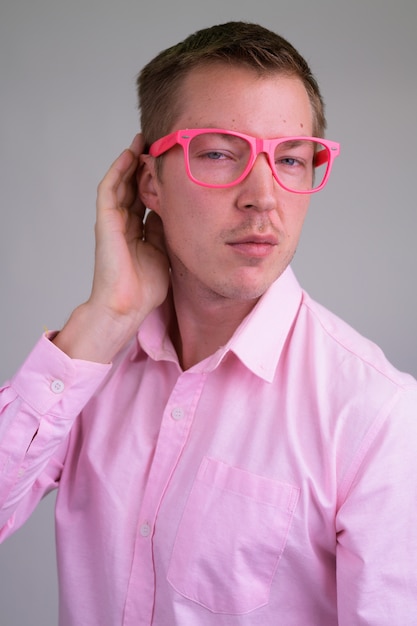 joven empresario guapo con camisa rosa