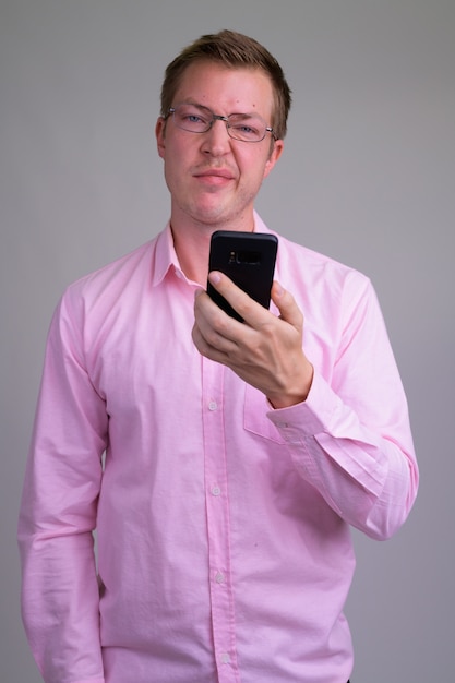 joven empresario guapo con camisa rosa