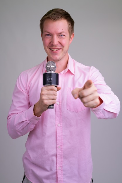 joven empresario guapo con camisa rosa