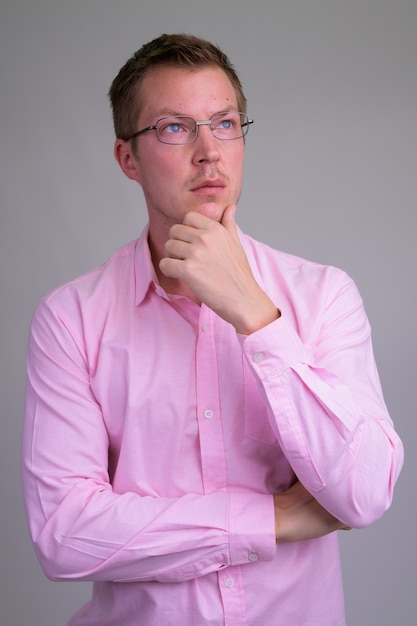 joven empresario guapo con camisa rosa