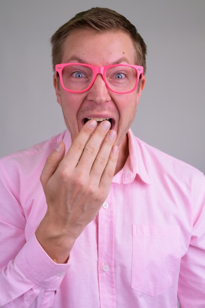 joven empresario guapo con camisa rosa