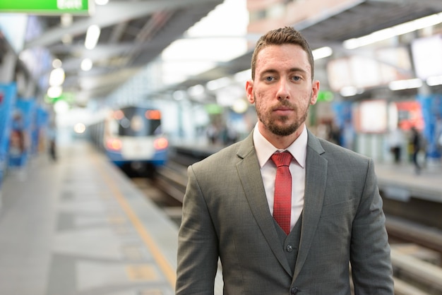 Joven empresario guapo en la estación de tren de Bangkok