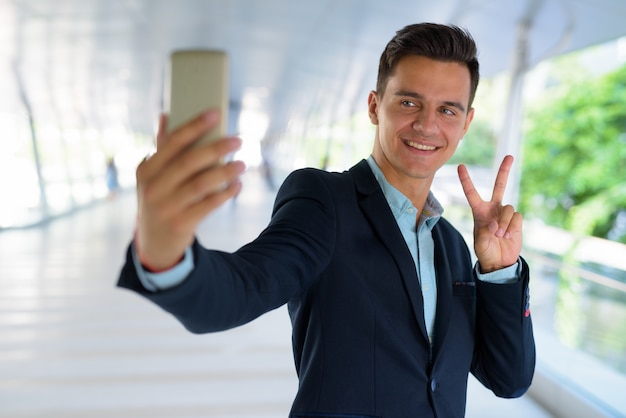 Joven empresario guapo explorando la ciudad