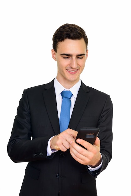 Joven empresario guapo en traje aislado en blanco