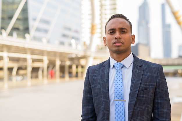 Foto joven empresario guapo con traje en la ciudad