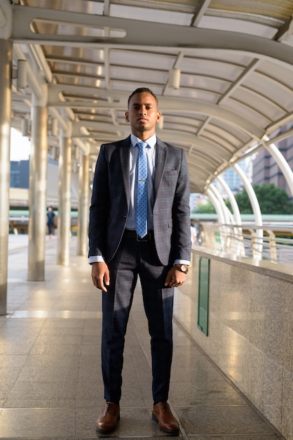 Joven empresario guapo con traje en la ciudad