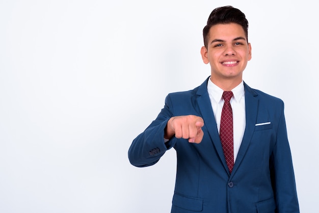 Joven empresario guapo vistiendo traje azul sobre blanco