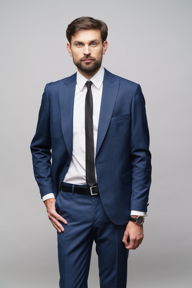 Foto joven empresario guapo vistiendo traje