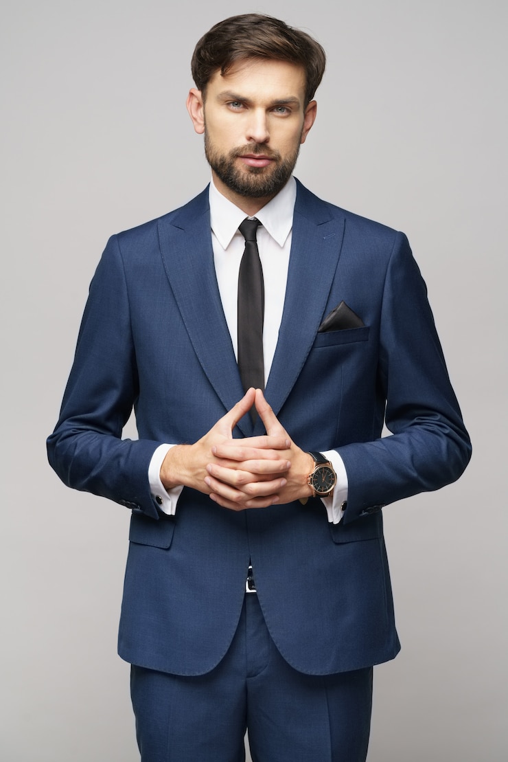 Foto joven empresario guapo vistiendo traje
