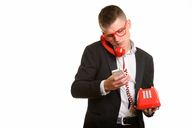 joven empresario hablando por teléfono antiguo mientras