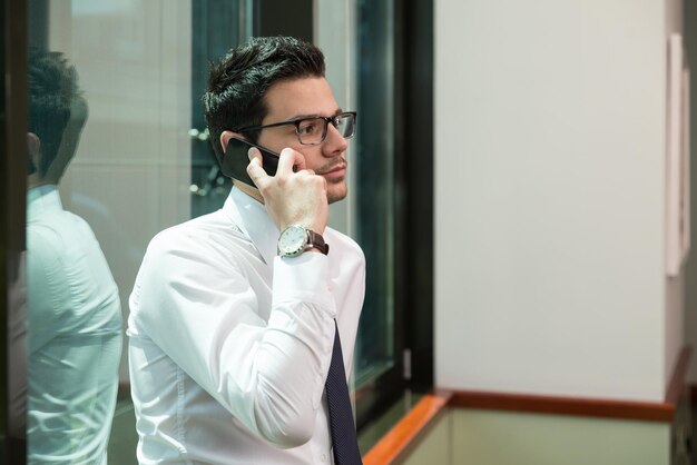 joven empresario hablando por teléfono