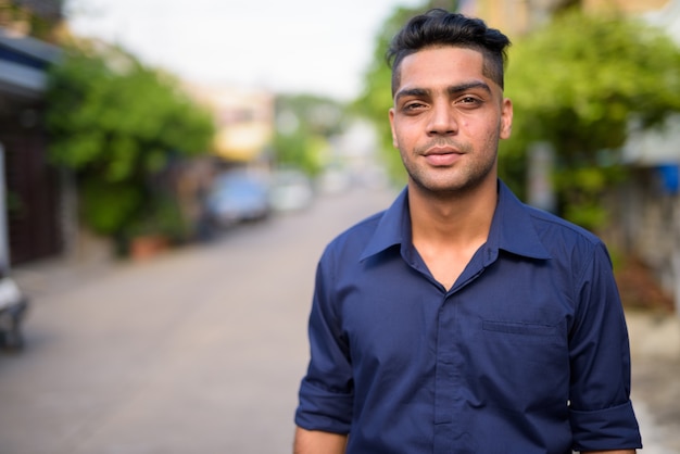 Joven empresario indio en las calles al aire libre