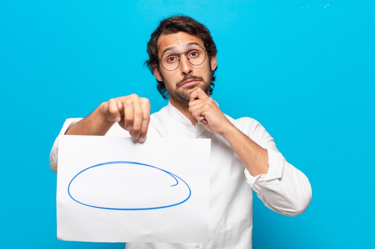 Foto joven empresario indio guapo mostrando una hoja de papel de observación