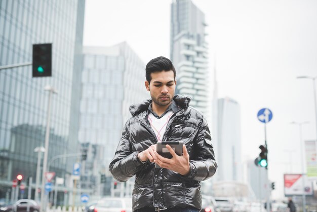 Joven empresario indio usar dispositivos tecnoligicos