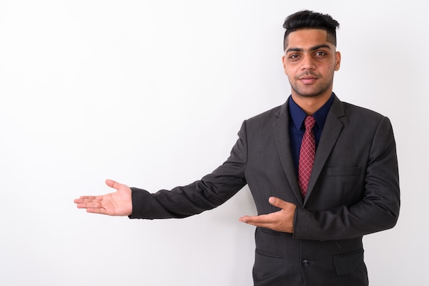 Joven empresario indio vistiendo traje en blanco