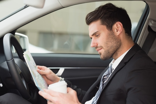 Joven empresario leyendo un mapa