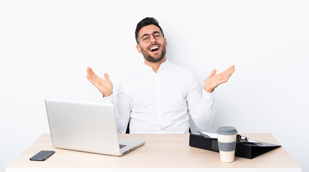 Joven empresario en un lugar de trabajo sonriendo mucho