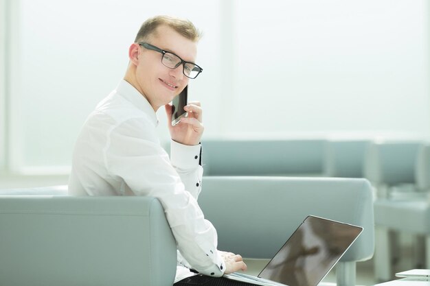 Joven empresario en el lugar de trabajo en su oficina