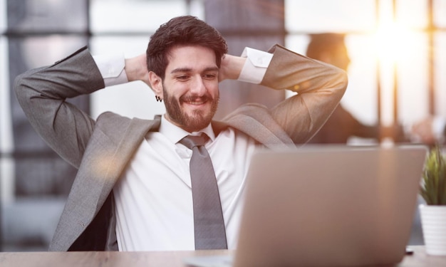 Joven empresario con las manos en la nuca