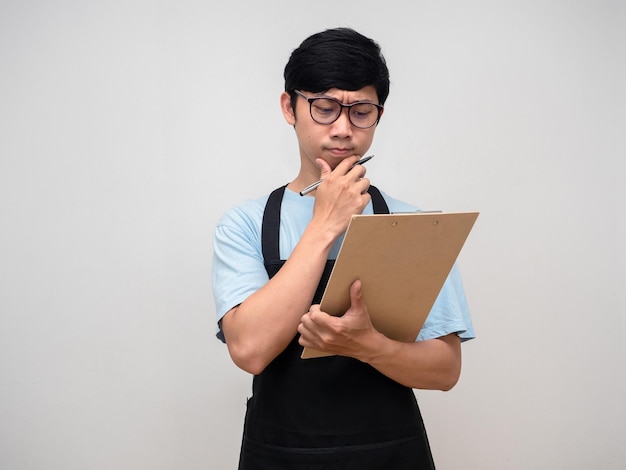 Joven empresario mirando el tablero de la lista de verificación pensando en el trabajo