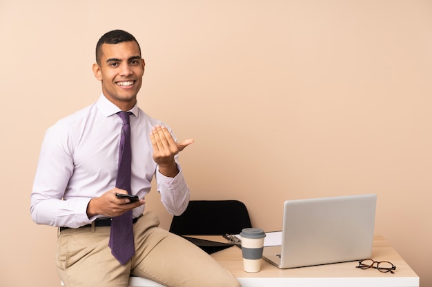 Joven empresario en una oficina invitando a venir