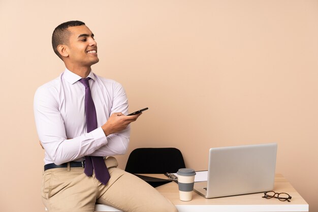 Joven empresario en una oficina mirando hacia el lado