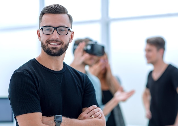 Joven empresario en la oficina durante las pruebas