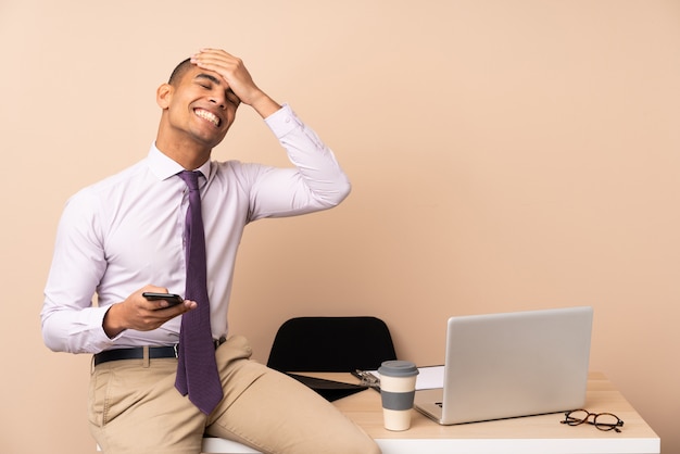 Joven empresario en una oficina riendo