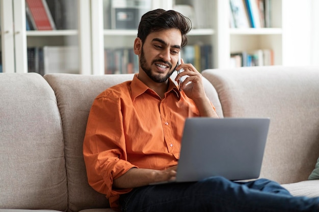 Joven empresario de Oriente Medio trabajando desde casa