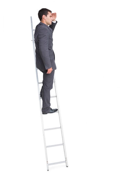 Foto joven empresario de pie en la escalera mirando a otro lado