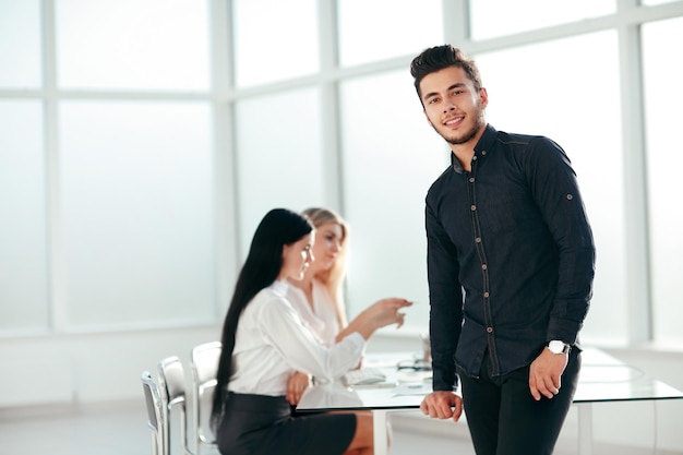 Joven empresario de pie en su oficina. foto con espacio de copia