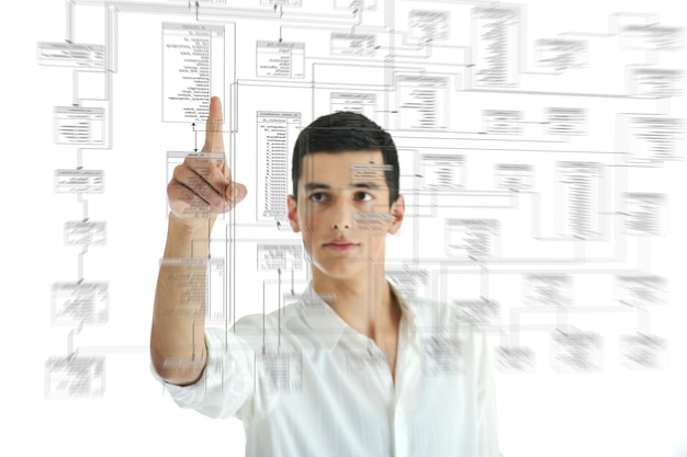 joven empresario planificando y resolviendo problemas con pantalla de visualización de gráficos ilustrados para bases de datos y estadísticas