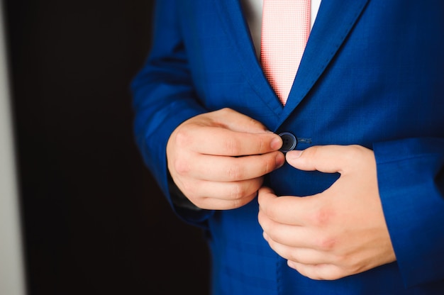 Foto joven empresario se pone un traje antes de reunirse con socios.