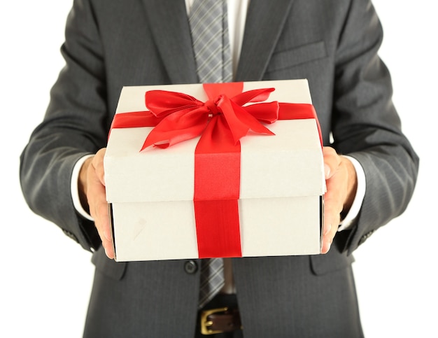 Joven empresario presente caja de regalo, aislado en blanco