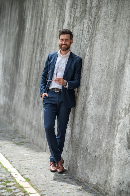 Foto joven empresario que parece confiado y decidido