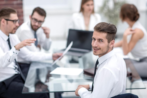 Joven empresario en una reunión de trabajo con el equipo de negocios entre semana