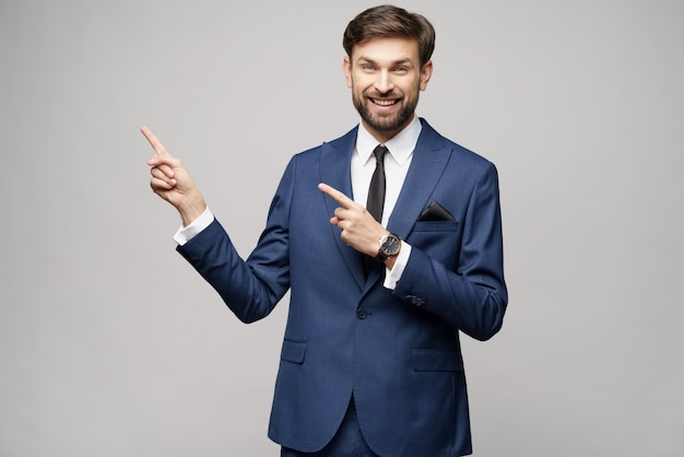 joven empresario señalando en un copyspace con su dedo