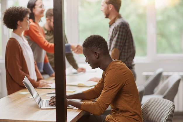 Joven empresario sentado en una mesa en un centro de coworking