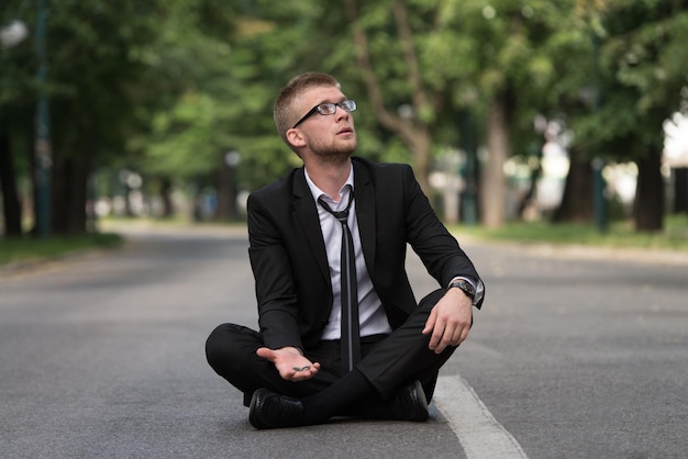 Joven Empresario Sentado Sobre Asfalto Pide Dinero Al Aire Libre En El Parque