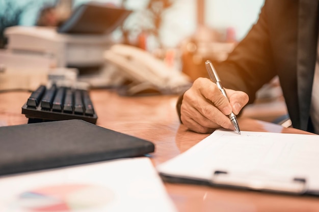 Un joven empresario sentado y trabajando en el análisis de cuentas y inversiones en la mesa