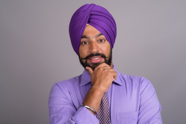 Foto joven empresario sij indio guapo con turbante