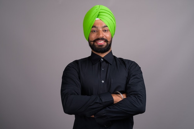 Joven empresario sij indio vistiendo turbante verde