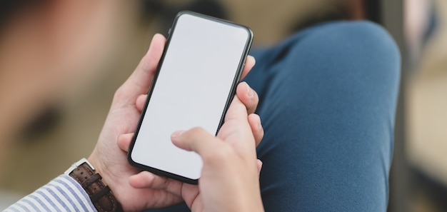 joven empresario con smartphone de pantalla en blanco