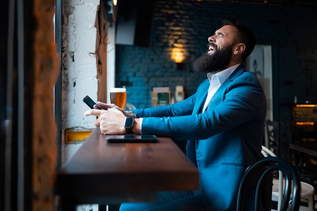 Joven empresario sonriendo en un café